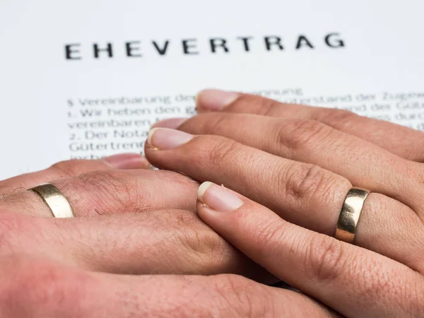 Les mains symbolisent un contrat de mariage — Photo
