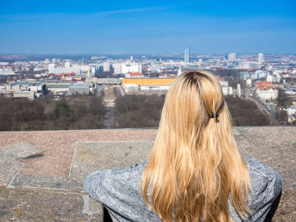 Young woman looks at Leipzi — 스톡 사진