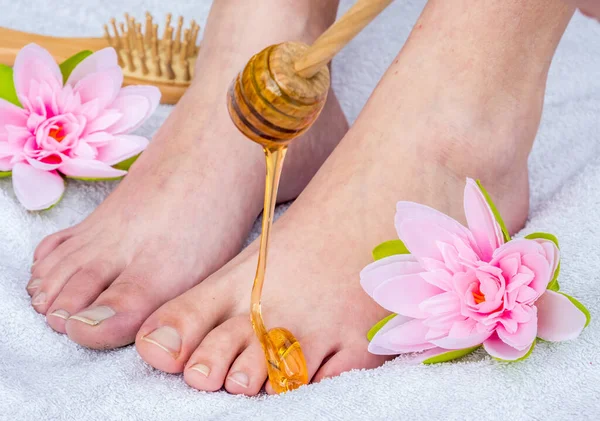 Wellness foot massage with honey