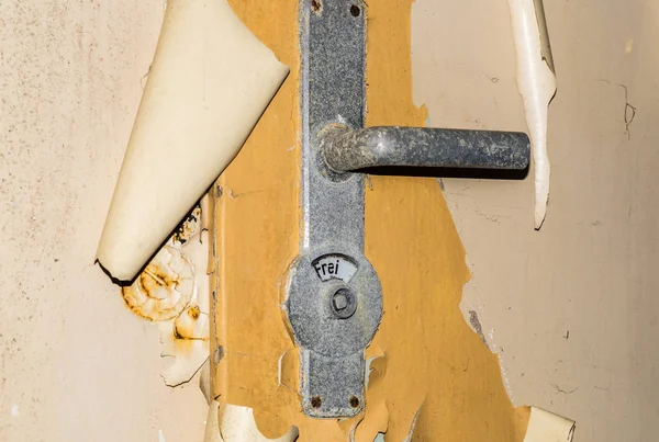 Volný znak Staré toaletní dveře — Stock fotografie