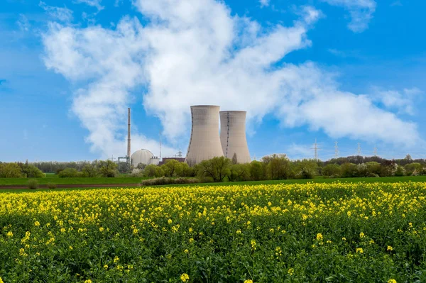 Centrale nucleare con campo di colza — Foto Stock