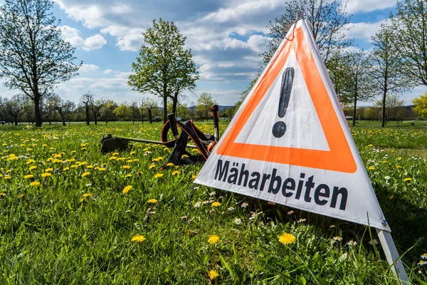 Dikkat, Almanca çim biçme işi — Stok fotoğraf