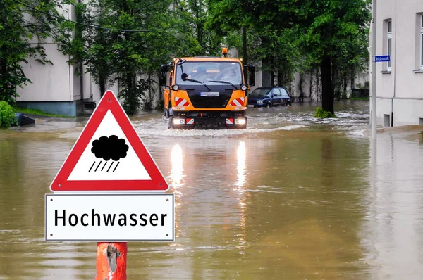 Varningsskylt för översvämningar på tyska — Stockfoto