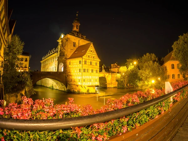 Bamberg városháza éjjel nagy szögben — Stock Fotó