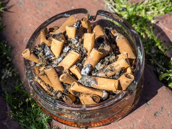 Cenicero completo con colillas de cigarrillo — Foto de Stock