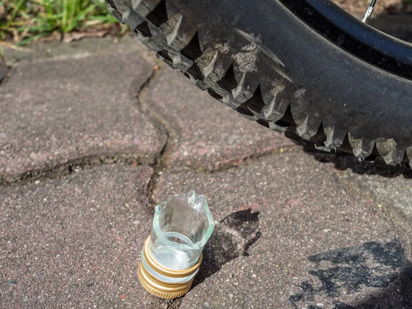 Fahrradreifenplatten durch Glas — Stockfoto