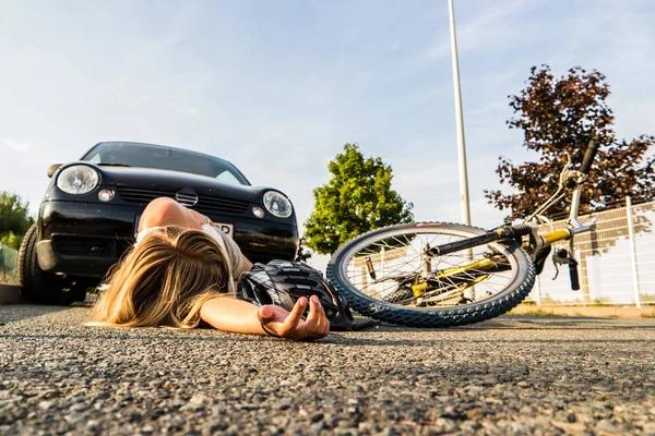 Mujer caída accidente de bicicleta — Foto de Stock