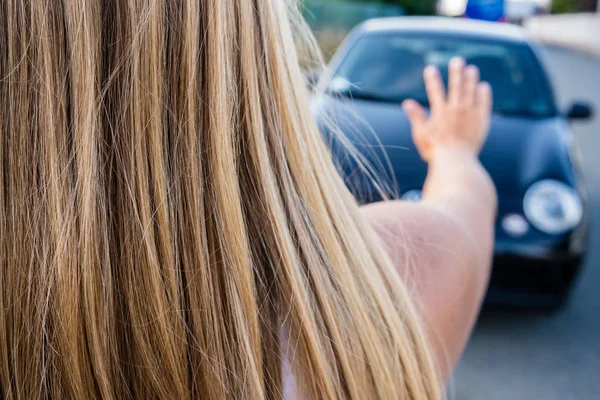 Mujer detener un coche — Foto de Stock