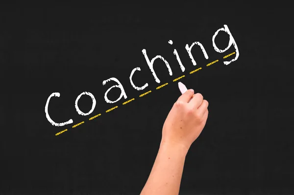 Coaching op een schoolbord achtergrond — Stockfoto