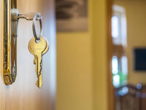 Novo apartamento com chave — Fotografia de Stock