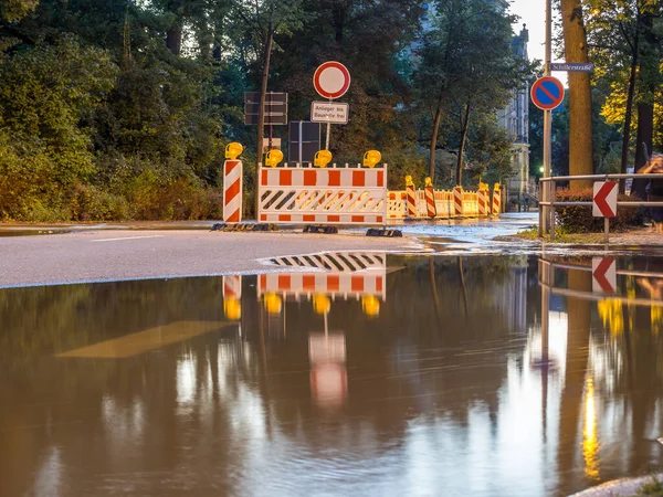 Vägen är stängd på grund av översvämning — Stockfoto
