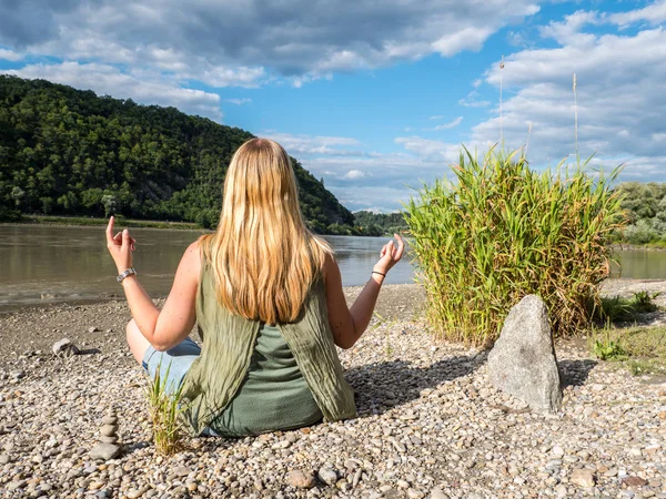 Meditazione sullo sfondo del lago — Foto Stock