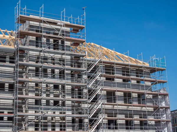 Rumah dengan latar belakang scaffolding — Stok Foto