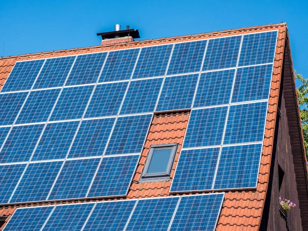 Solární střecha - domácí zázemí — Stock fotografie