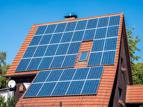 Vlastní domov solárního panelu — Stock fotografie