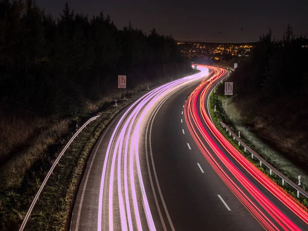 Tráfico en la autopista por la noche — Foto de Stock