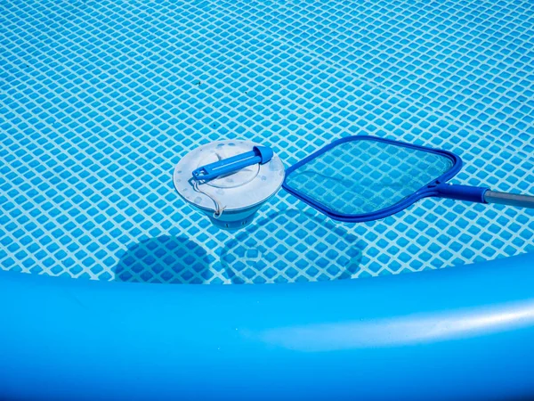 Havuzu temizlemek için iniş ağı — Stok fotoğraf