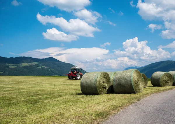 Tractor en la cosecha de heno — Foto de Stock