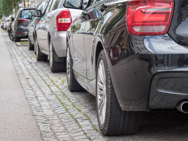 Parked cars on a street — Stock Photo, Image