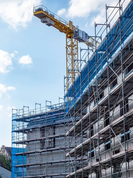 Ponteggi presso il cantiere della casa con gru — Foto Stock