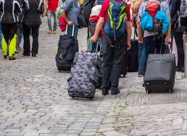 Tour ομάδα με βαλίτσες και σακίδια στην πόλη — Φωτογραφία Αρχείου