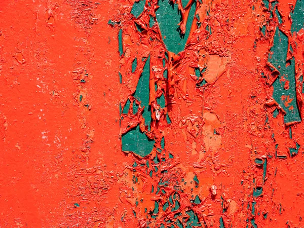Снятие краски с красной стены — стоковое фото