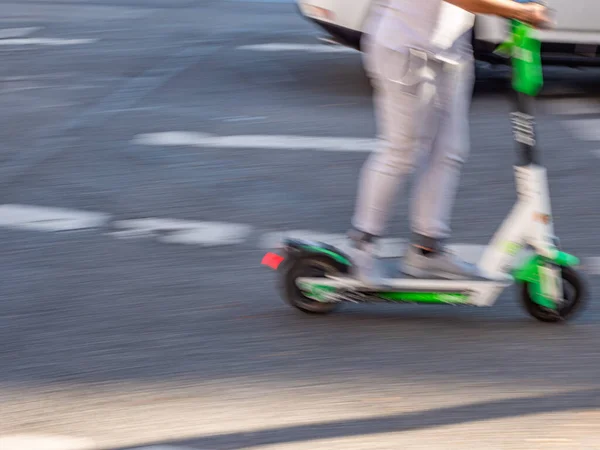 E-scooter Velocidad peligrosa en la ciudad — Foto de Stock