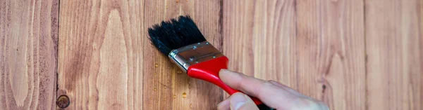 Hout schilderen met een penseel — Stockfoto