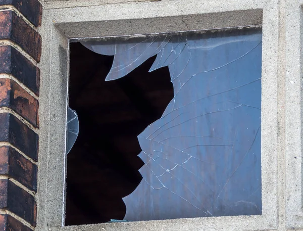 Betörés törött ablaküveggel — Stock Fotó