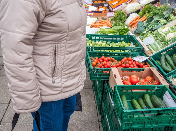 Пенсіонери на овочевому ринку — стокове фото