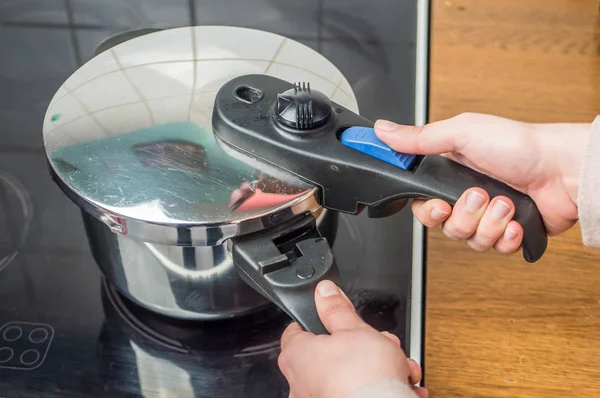 Saving energy with a pressure cooker — 스톡 사진