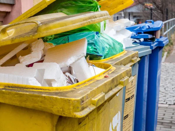 Plastový odpad v odpadkovém koši — Stock fotografie