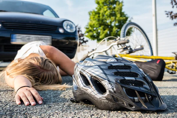 Wypadek rowerowy z młodą kobietą — Zdjęcie stockowe