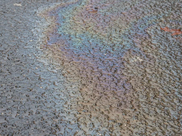 Ölfleck auf der Straße — Stockfoto