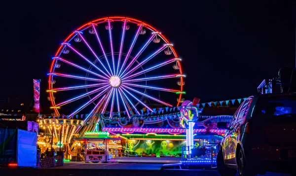 Ruota panoramica con luci in fiera — Foto Stock