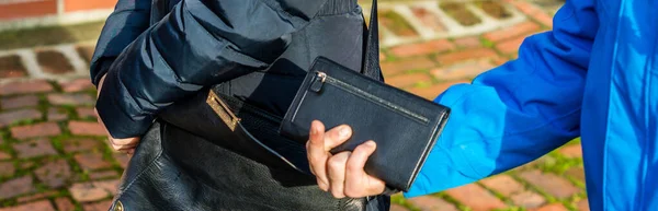 Furto afferrare portafoglio da donna borsa — Foto Stock