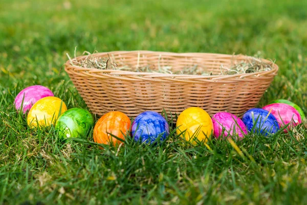Wielkanocne dekoracje w ogrodzie — Zdjęcie stockowe