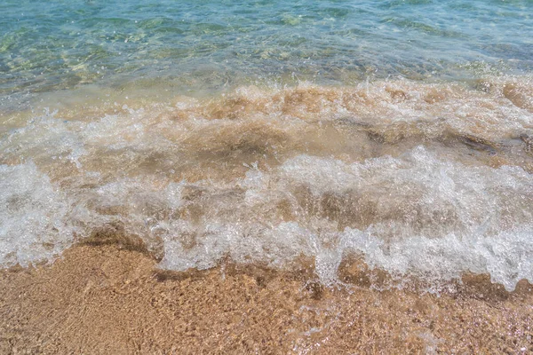 Olas en la playa de arena — Foto de Stock