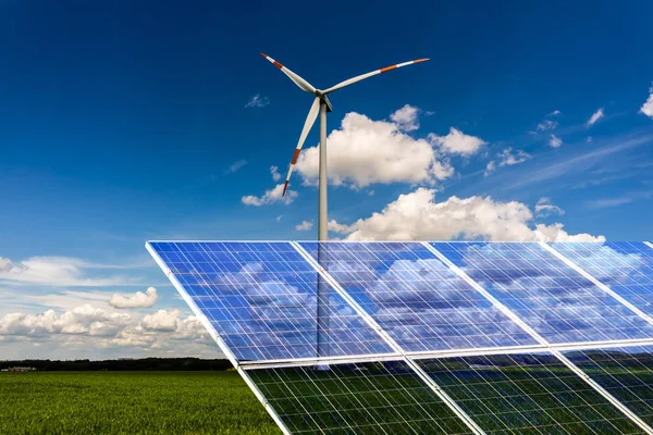 Windturbines en zonnepanelen — Stockfoto