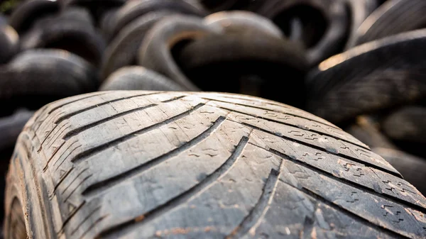 Worn tyres in road traffic — Stock Photo, Image