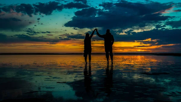 Pár siluet ve Waddenském moři — Stock fotografie