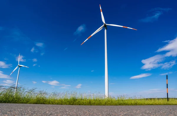 Molino de viento en el campo en el verano — Foto de Stock