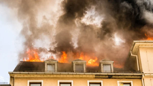 Закрыть вид на пламя в окне верхнего этажа — стоковое фото