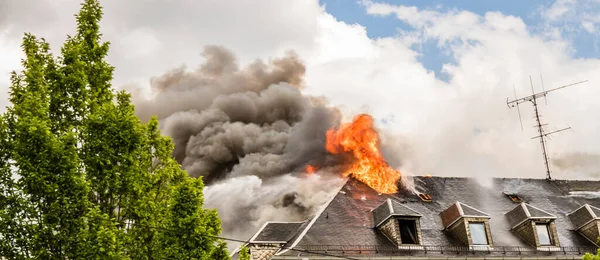 Пожар на крыше дома — стоковое фото