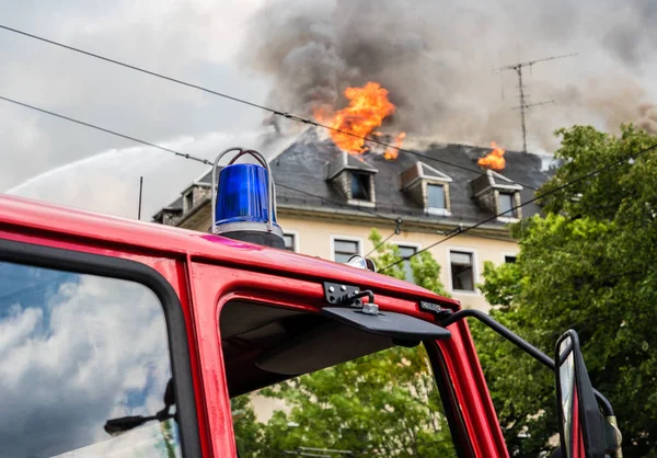 Fuego con camión de bomberos — Foto de Stock