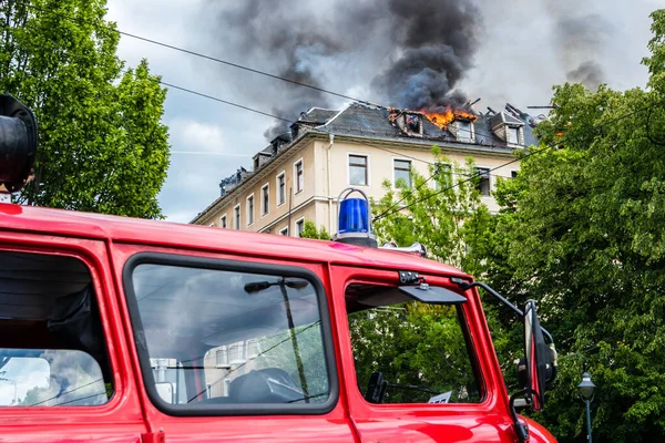 Fuego con camión de bomberos — Foto de Stock