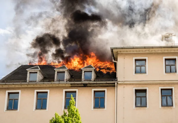 Vue rapprochée des flammes dans une fenêtre à l'étage supérieur — Photo