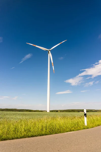 Molino de viento en fondo de primavera — Foto de Stock