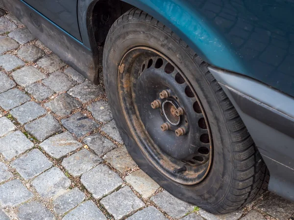 Reifenplatzer am Auto — Stockfoto