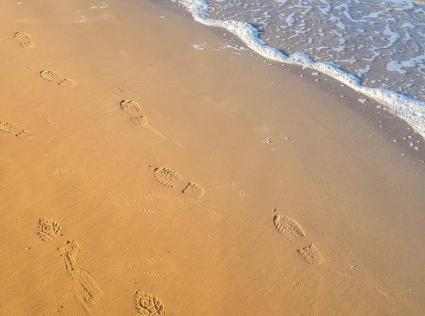 Huellas de zapatos en el mar — Foto de Stock